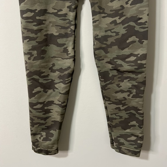 Spanx Look At Me Now Crop Capri Seamless Leggings Green Camo XLarge - Picture 5 of 11